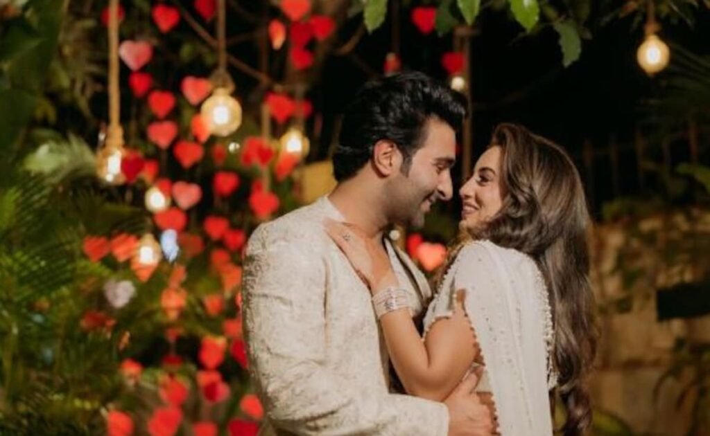 आदर जैन ने रोका सेरेमनी से अपनी "फॉरएवर एंड ऑलवेज़" अलेखा आडवाणी के साथ रोमांटिक तस्वीरें पोस्ट कीं