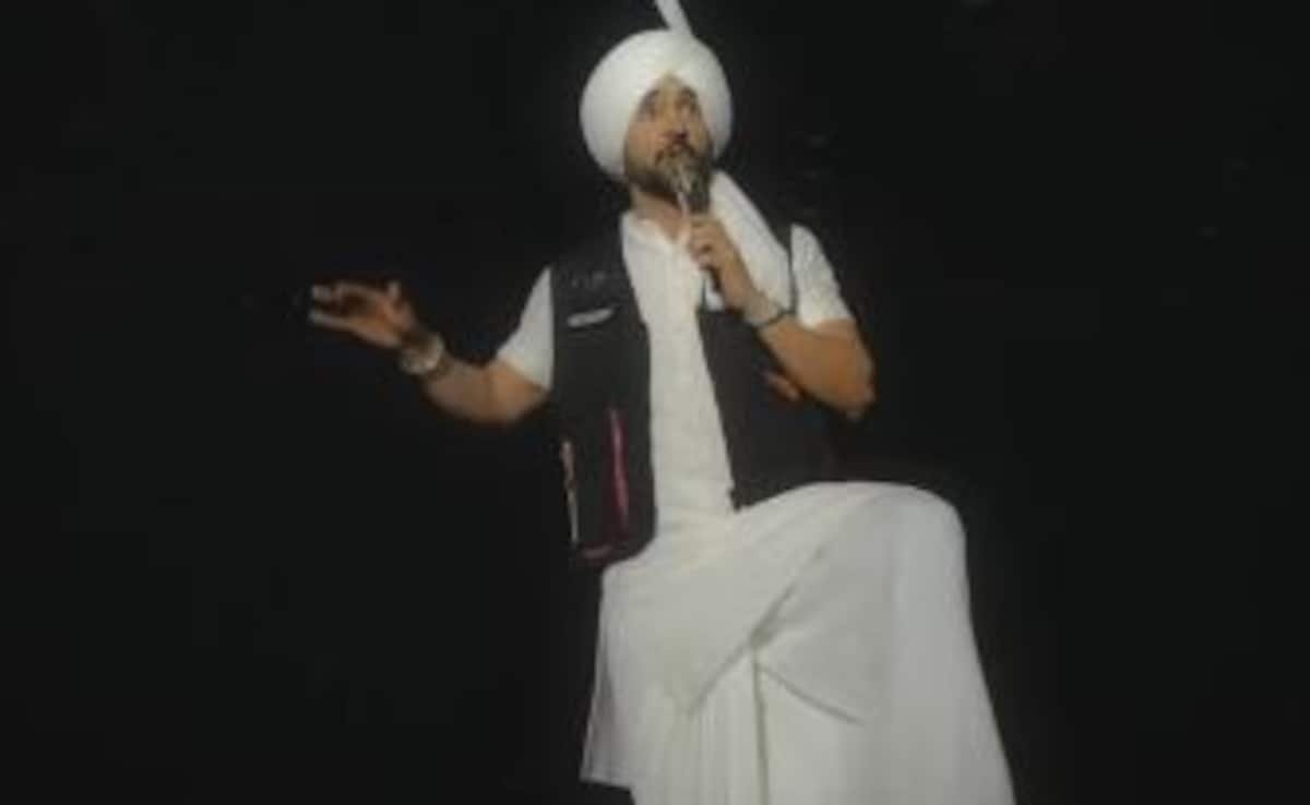 दिलजीत दोसांझ ने कॉन्सर्ट के दौरान तेलंगाना सरकार के दोहरे मानकों का आह्वान किया: "बहार से कलाकार आएगा, जो मर्जी गा के जाए"