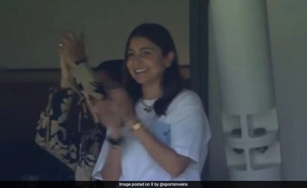 पर्थ में पति विराट कोहली और टीम इंडिया के लिए चीयरलीडर बनीं अनुष्का शर्मा। घड़ी पर्थ में पति विराट कोहली और टीम इंडिया के लिए चीयरलीडर बनीं अनुष्का शर्मा। घड़ी