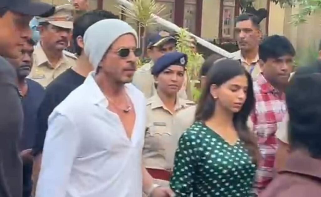 महाराष्ट्र चुनाव में शाहरुख खान ने परिवार के साथ मुंबई में वोट डाला