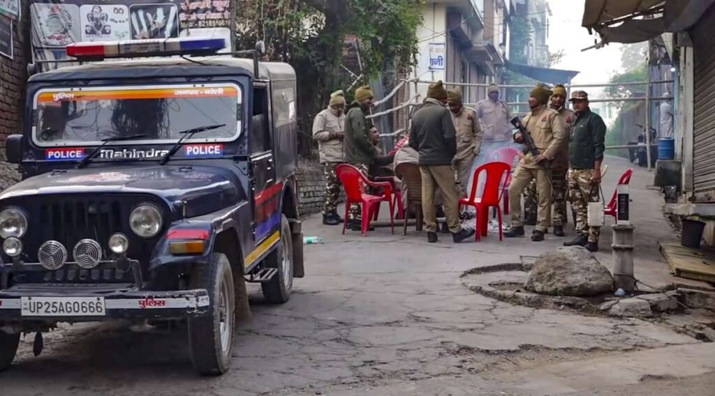 संभल विवाद सुप्रीम कोर्ट तक पहुंच गया है क्योंकि शाही मस्जिद कमेटी ने जिला अदालत के आदेश को चुनौती दी है संभल विवाद सुप्रीम कोर्ट तक पहुंच गया है क्योंकि शाही मस्जिद कमेटी ने जिला अदालत के आदेश को चुनौती दी है