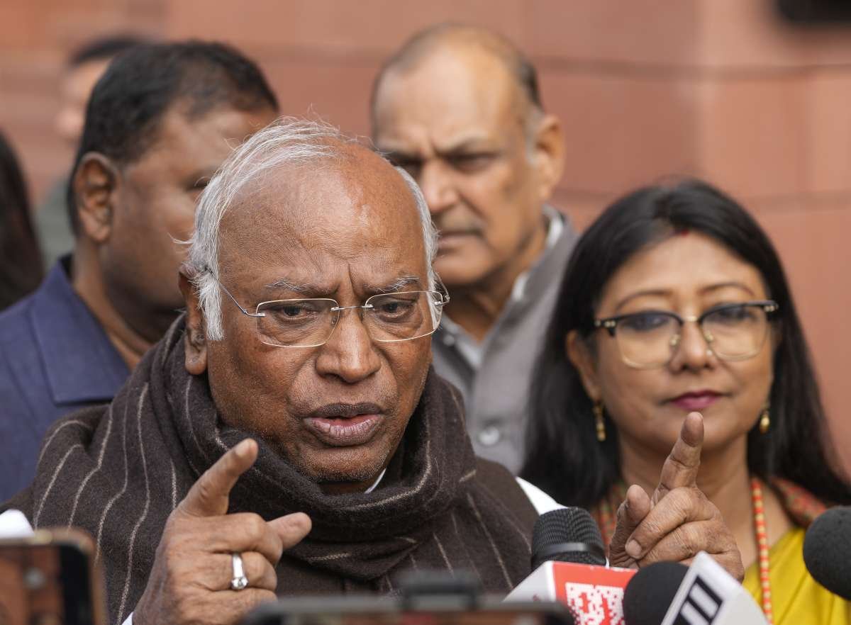 अमित शाह को देश के लोगों से माफी मांगनी चाहिए: बीआर अंबेडकर पर गृह मंत्री की टिप्पणी पर खड़गे