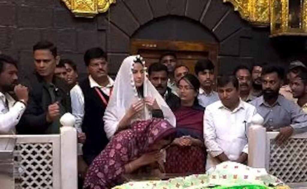 कैटरीना कैफ ने सास वीना कौशल के साथ शिरडी में साईं बाबा से आशीर्वाद लिया। घड़ी कैटरीना कैफ ने सास वीना कौशल के साथ शिरडी में साईं बाबा से आशीर्वाद लिया। घड़ी