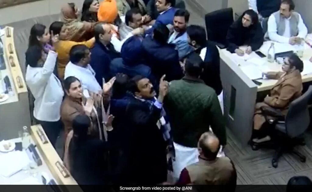 चंडीगढ़ नगर निगम की बैठक में बीआर अंबेडकर को लेकर बीजेपी बनाम कांग्रेस के बीच तनातनी चंडीगढ़ नगर निगम की बैठक में बीआर अंबेडकर को लेकर बीजेपी बनाम कांग्रेस के बीच तनातनी