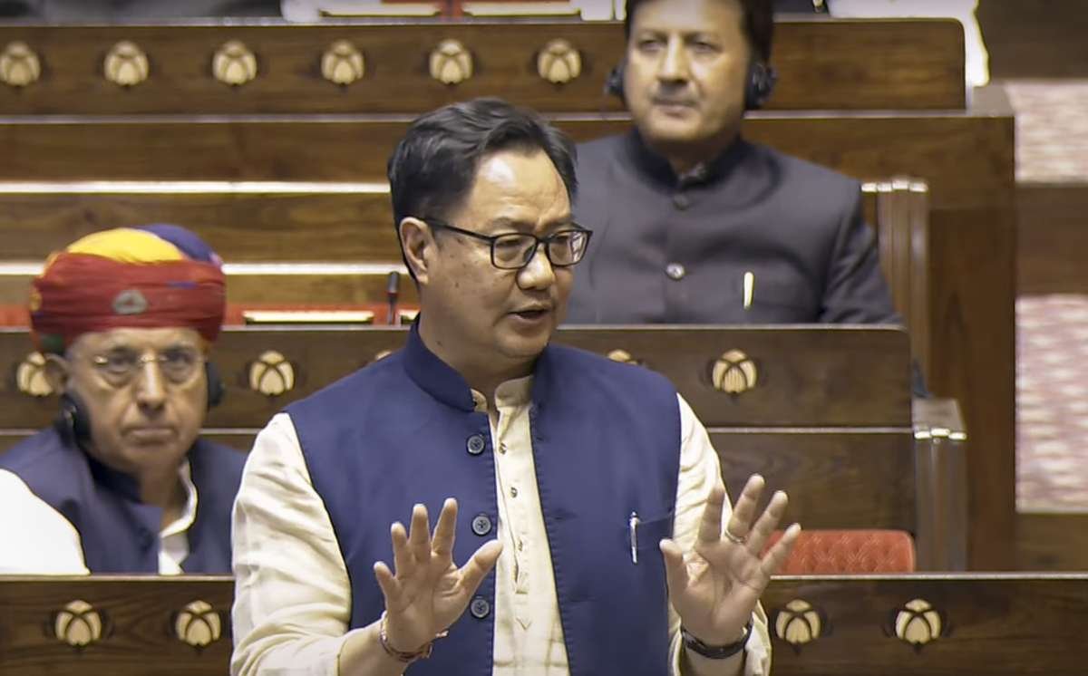 जज लोया की मौत पर महुआ के संदर्भ के बाद लोकसभा में हंगामा, किरण रिजिजू ने दी कार्रवाई की चेतावनी