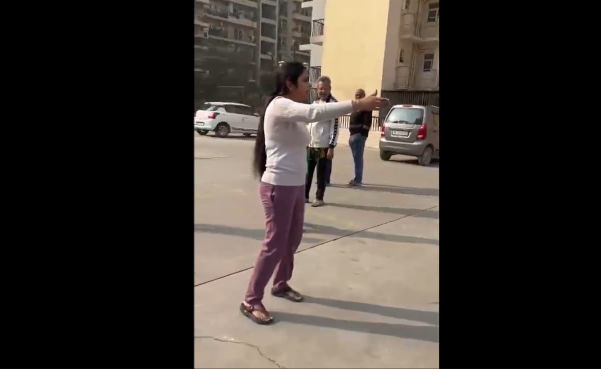 नोएडा: बच्चों के झगड़े के बाद महिला ने लड़के को मारा, फिर उसका वीडियो बना रहे पड़ोसी को थप्पड़ मारा