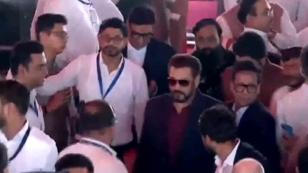 महाराष्ट्र के मुख्यमंत्री के शपथ ग्रहण समारोह में शामिल होने के लिए शाहरुख, सलमान, रणबीर आजाद मैदान पहुंचे