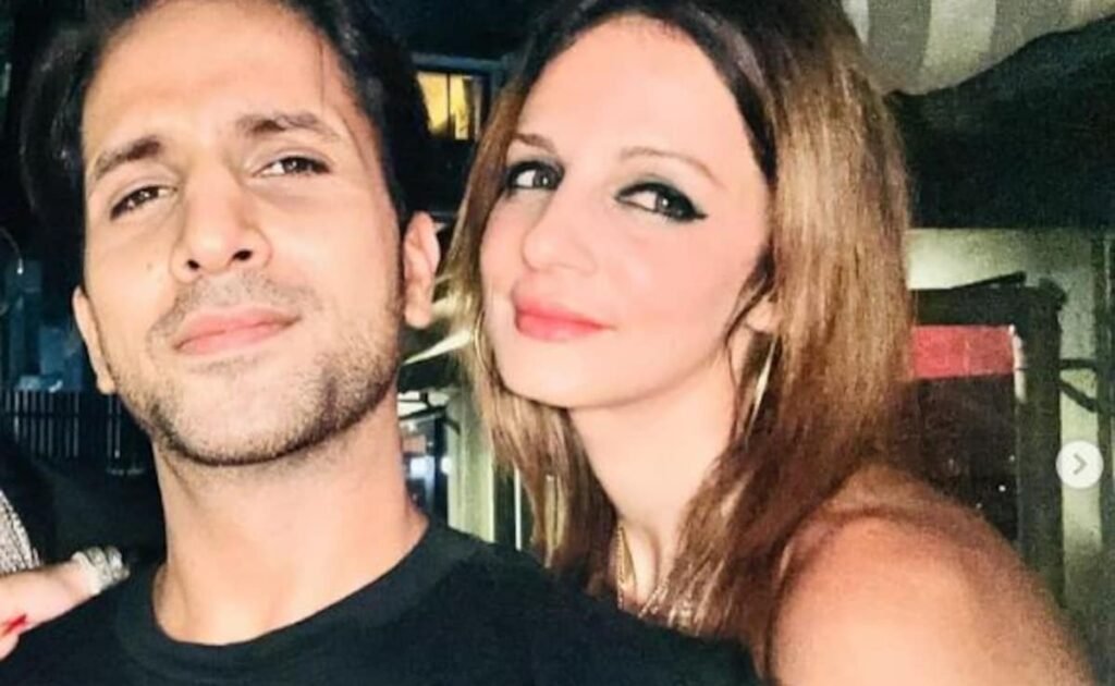 सुजैन खान बॉयफ्रेंड अर्सलान गोनी और पूर्व पति ऋतिक रोशन के साथ दुबई में छुट्टियां मना रही हैं