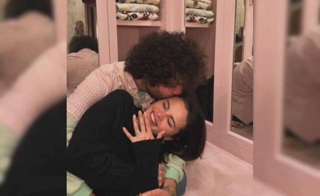 सेलेना गोमेज़ और बेनी ब्लैंको अब सगाई कर रहे हैं: “फॉरएवर बिगिन्स नाउ” सेलेना गोमेज़ और बेनी ब्लैंको अब सगाई कर रहे हैं: "फॉरएवर बिगिन्स नाउ"