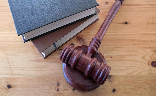 हत्या के आरोपी ने ठाणे कोर्ट में जज पर चप्पल फेंकी Murder-Accused Throws Slipper At Judge In Thane Court