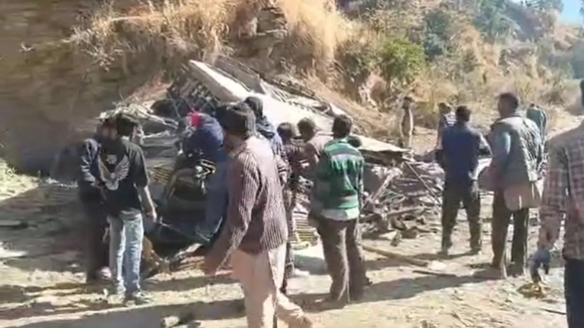हिमाचल प्रदेश: कुल्लू में निजी बस खाई में गिरी, ड्राइवर की मौत
