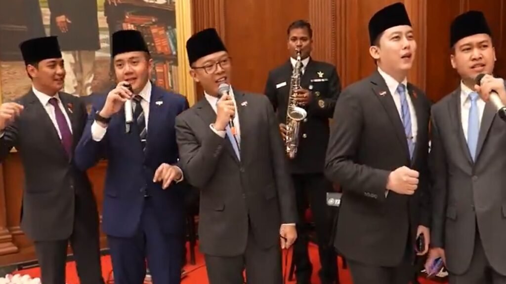 इंडोनेशियाई प्रतिनिधिमंडल राष्ट्रपति के भोज में ‘कुच कुच होटा है’ गाता है वीडियो इंडोनेशियाई प्रतिनिधिमंडल राष्ट्रपति के भोज में 'कुच कुच होटा है' गाता है वीडियो