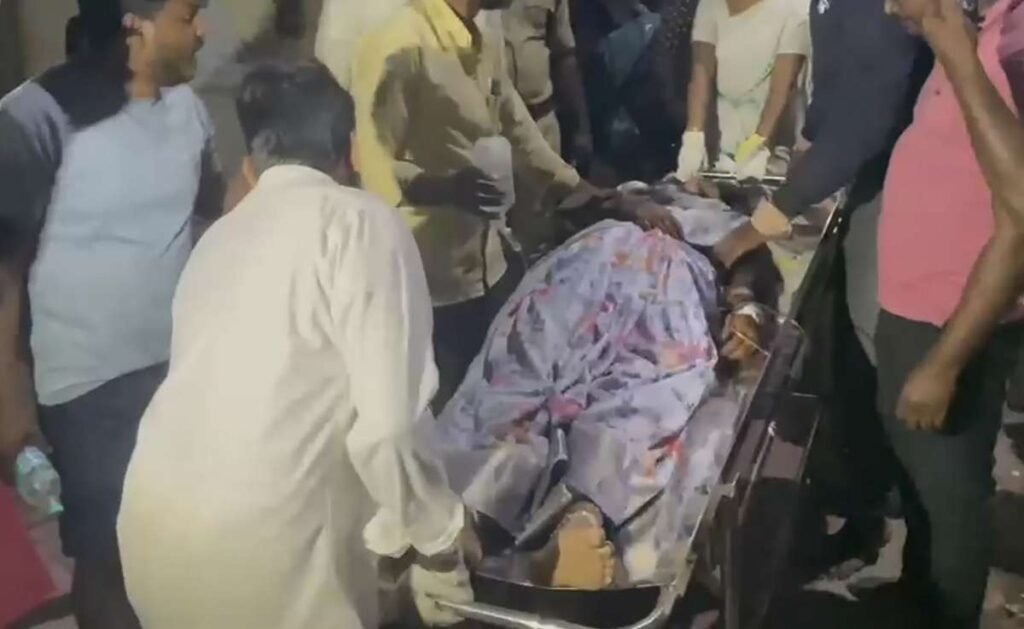 तिरूपति भगदड़: परिजनों ने दर्ज कराई दो एफआईआर, सीएम नायडू ने की समीक्षा बैठक | हम अब तक क्या जानते हैं तिरूपति भगदड़: परिजनों ने दर्ज कराई दो एफआईआर, सीएम नायडू ने की समीक्षा बैठक | हम अब तक क्या जानते हैं