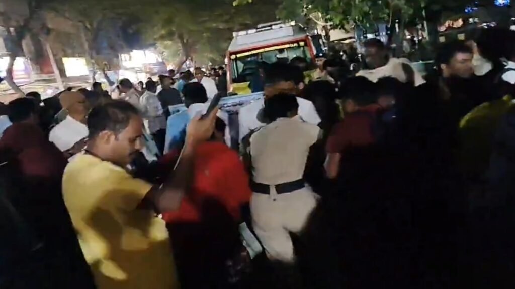तिरूपति भगदड़: वीडियो में दर्शन टिकटों के वितरण के लिए श्रद्धालुओं की धक्का-मुक्की का सटीक क्षण दिखाया गया है तिरूपति भगदड़: वीडियो में दर्शन टिकटों के वितरण के लिए श्रद्धालुओं की धक्का-मुक्की का सटीक क्षण दिखाया गया है