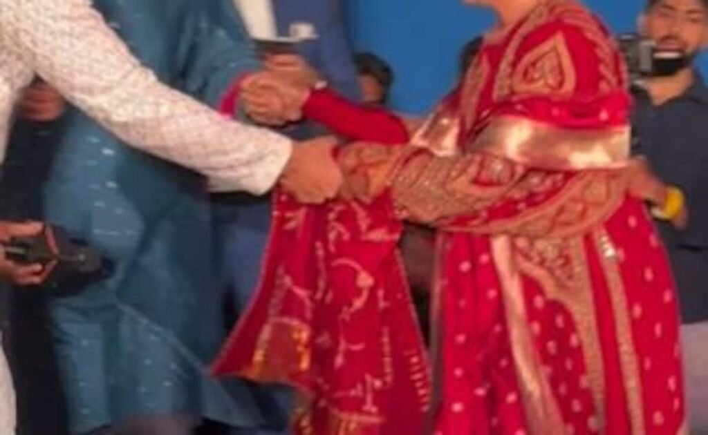 देखें: विक्की कौशल ने स्टेज पर लंगड़ाती हुई रश्मिका मंदाना की मदद की देखें: विक्की कौशल ने स्टेज पर लंगड़ाती हुई रश्मिका मंदाना की मदद की