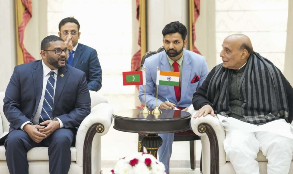 भारत मालदीव की रक्षा जरूरतों का समर्थन करना जारी रखेगा: उच्च स्तरीय वार्ता के दौरान राजनाथ ने मौमून को आश्वासन दिया भारत मालदीव की रक्षा जरूरतों का समर्थन करना जारी रखेगा: उच्च स्तरीय वार्ता के दौरान राजनाथ ने मौमून को आश्वासन दिया