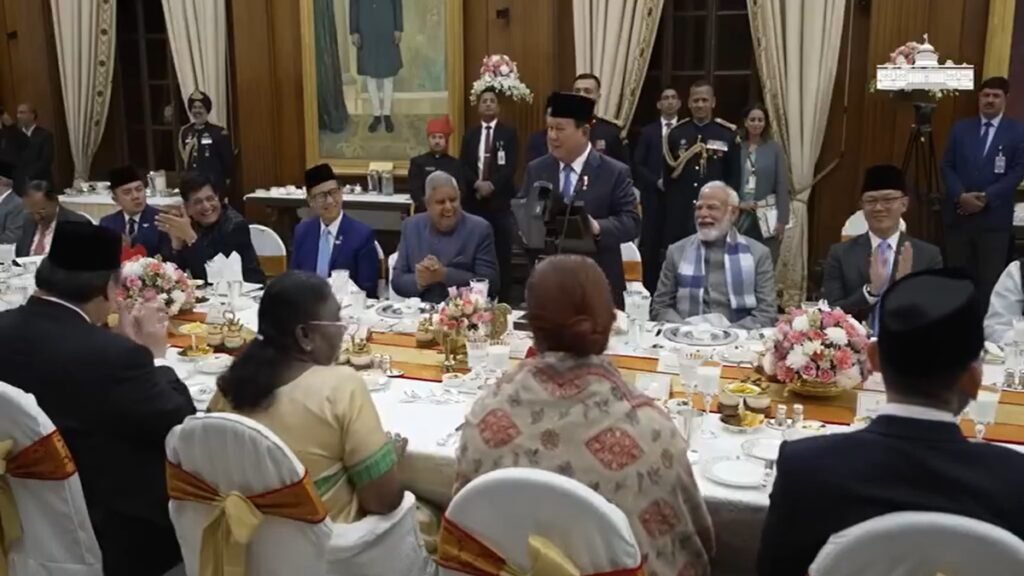 भोज में इंडोनेशियाई राष्ट्रपति प्रबोवो सुबिआंतो की 'भारतीय डीएनए' टिप्पणी पर पीएम मोदी की हंसी छूट गई | घड़ी