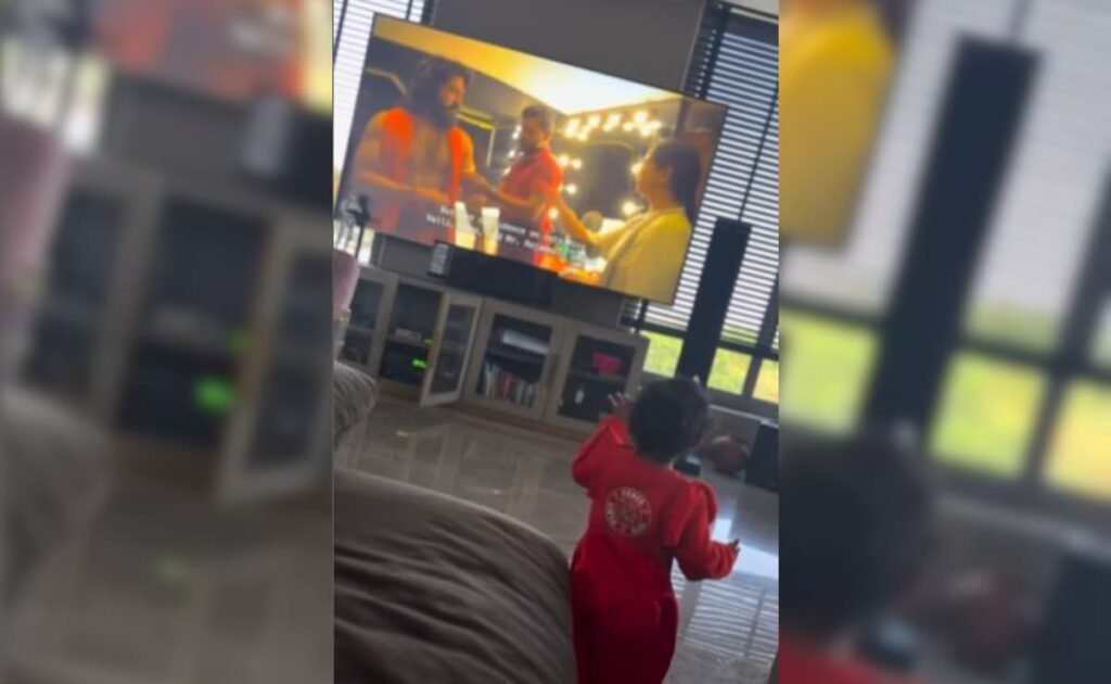 राम चरण, उपासना कामिनेनी की बेटी क्लिन कारा पहली बार अपने पिता को टीवी पर देखती हैं राम चरण, उपासना कामिनेनी की बेटी क्लिन कारा पहली बार अपने पिता को टीवी पर देखती हैं