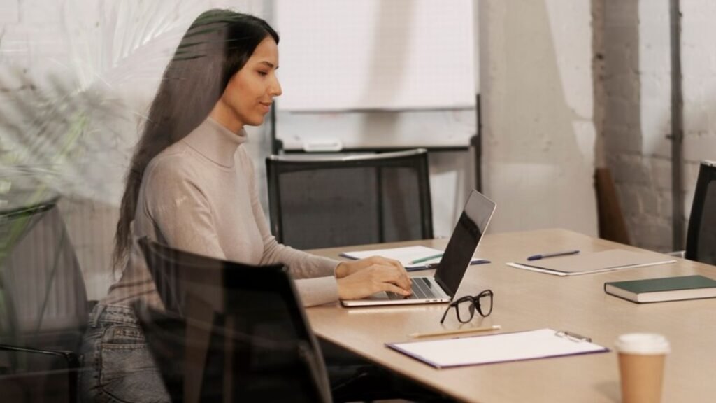 वर्कहॉलिक संस्कृति या कार्य-जीवन संतुलन? जानिए कैसे भारतीयों के लिए ’90 घंटे का कार्य सप्ताह’ काम नहीं करेगा वर्कहॉलिक संस्कृति या कार्य-जीवन संतुलन? जानिए कैसे भारतीयों के लिए '90 घंटे का कार्य सप्ताह' काम नहीं करेगा