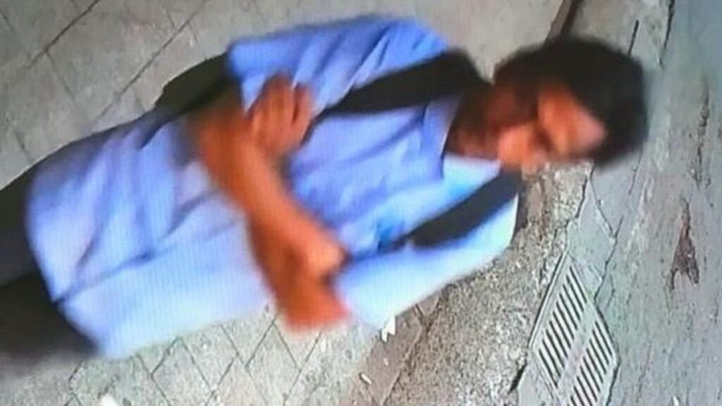 सैफ अली खान चाकूबाजी मामला: बांद्रा स्टेशन के पास संदिग्ध हमलावर की ताजा तस्वीर सामने आई सैफ अली खान चाकूबाजी मामला: बांद्रा स्टेशन के पास संदिग्ध हमलावर की ताजा तस्वीर सामने आई