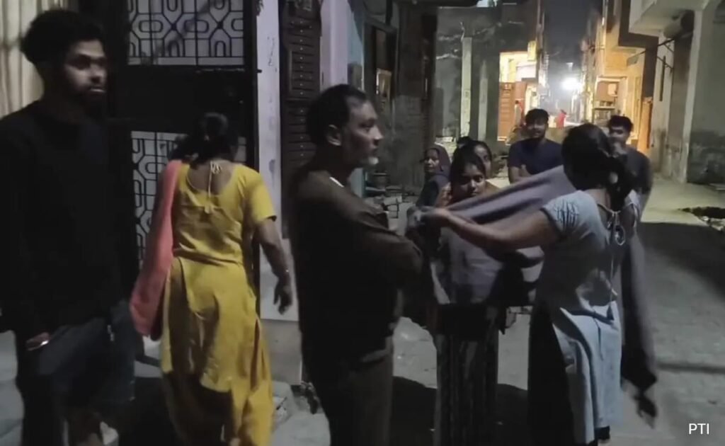 4.0 परिमाण भूकंप दिल्ली हिट करता है, एनसीआर में मजबूत झटके लगा