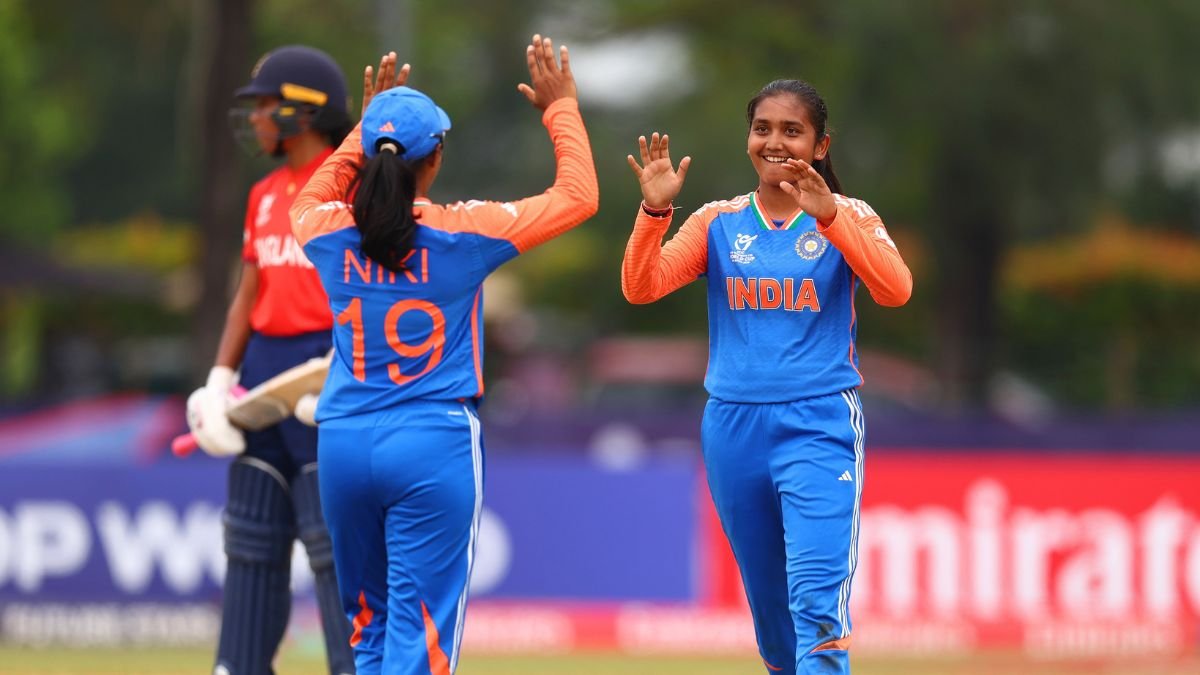 U19 महिला T20 विश्व कप: परुनिका सिसोडिया, वैष्णवी शर्मा आउटफॉक्स इंग्लैंड, भारत अंतिम के लिए योग्यता प्राप्त करता है