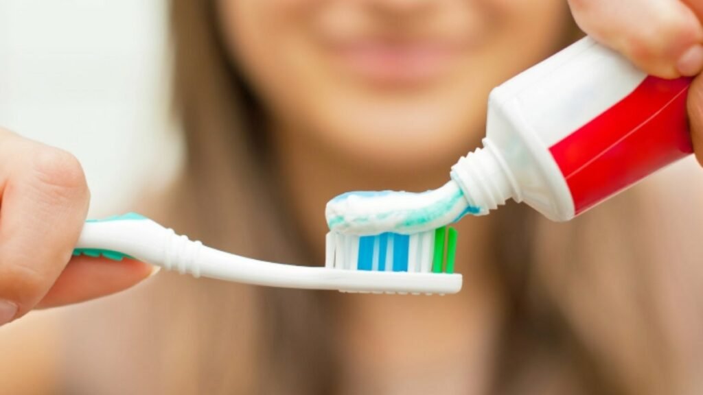 अपने दांतों को ब्रश करते समय बहुत अधिक टूथपेस्ट का उपयोग करना हानिकारक हो सकता है, जानें कि कितना लेना है अपने दांतों को ब्रश करते समय बहुत अधिक टूथपेस्ट का उपयोग करना हानिकारक हो सकता है, जानें कि कितना लेना है