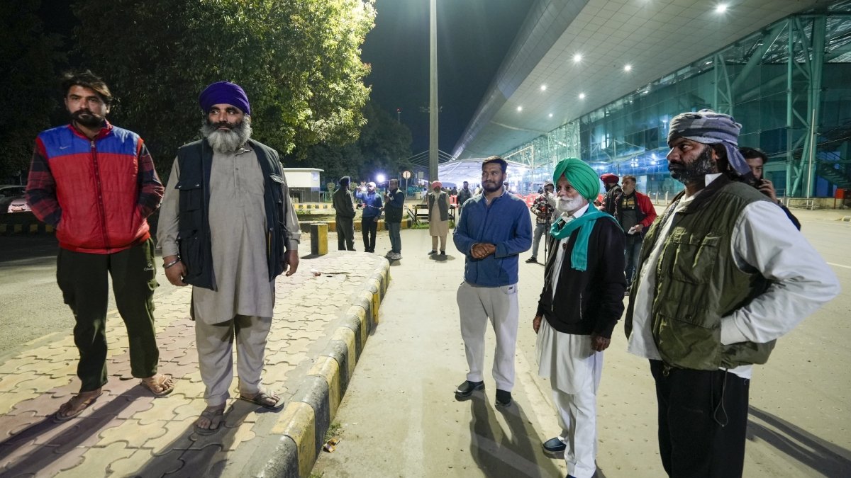 अमृतसर हवाई अड्डे पर 112 भारतीय निर्वासित भूमि के तीसरे बैच को ले जाने वाला अमेरिकी विमान | वीडियो