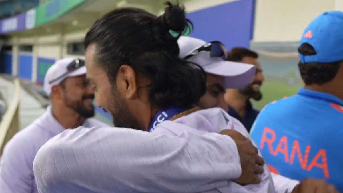 टीम इंडिया ने चैंपियंस ट्रॉफी में बांग्लादेश पर जीत के बाद अद्वितीय फैशन में फील्डिंग मेडल विजेता का अनावरण किया