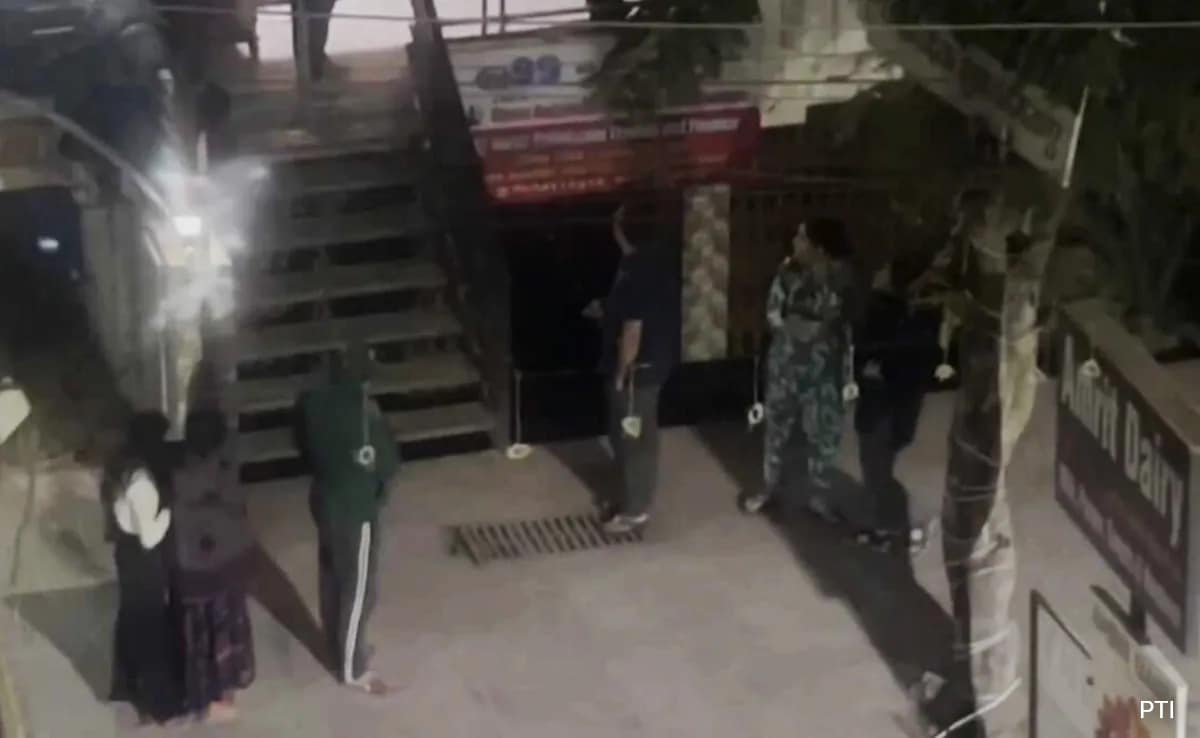 दिल्ली के निवासियों ने भूकंप के दौरान एक जोर से "उछाल" की रिपोर्ट की: यह क्या था