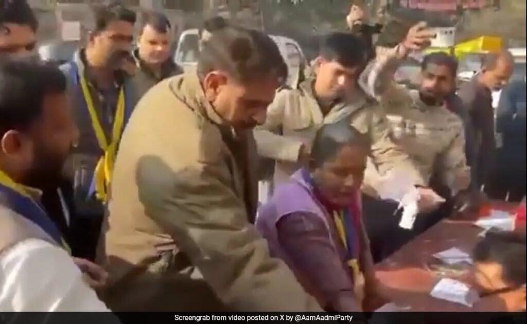 दिल्ली के वोट के रूप में, AAP बनाम भाजपा ने 'प्रचार सामग्री' को जब्त कर लिया, पुलिस ने जवाब दिया