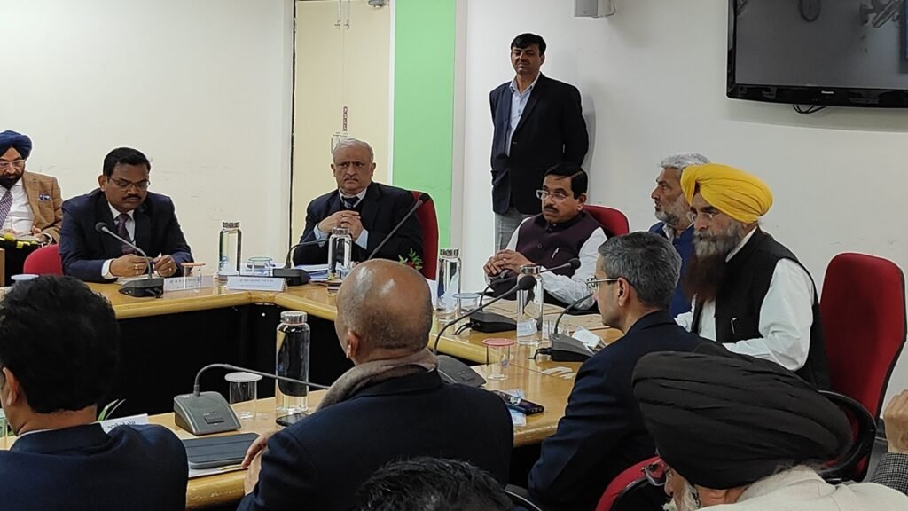 प्रालहाद जोशी के नेतृत्व वाले केंद्र के प्रतिनिधिमंडल ने किसानों का विरोध किया; अगली बैठक आयोजित करने के लिए शिवराज सिंह चौहान