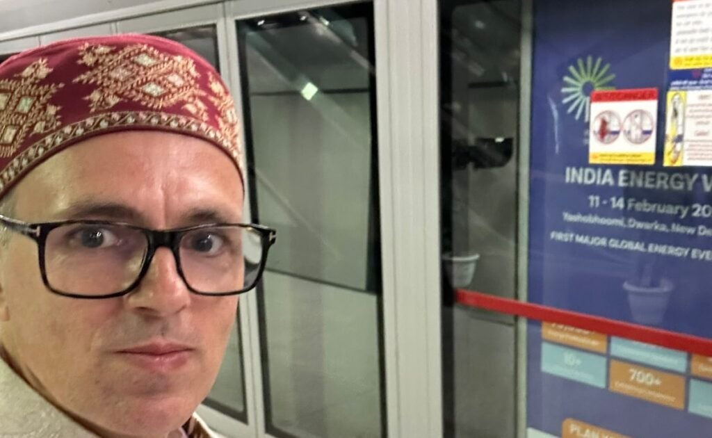 “फिर से ड्राइविंग नहीं”: दिल्ली मेट्रो की सवारी के बाद उमर अब्दुल्ला "फिर से ड्राइविंग नहीं": दिल्ली मेट्रो की सवारी के बाद उमर अब्दुल्ला