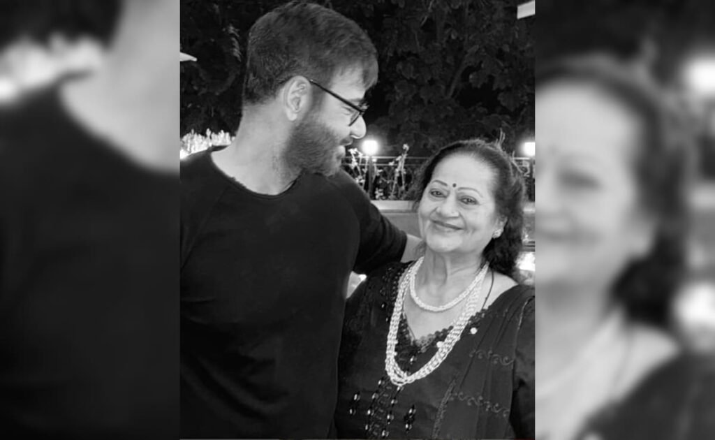 माँ वीना देवगन के लिए अजय देवगन का जन्मदिन की शुभकामनाएं: "मई आपकी मुस्कान कभी फीका हो सकती है"