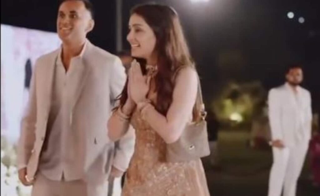 श्रद्धा कपूर और अफवाह बॉयफ्रेंड राहुल मोदी एक साथ शादी के रिसेप्शन में भाग लेते हैं