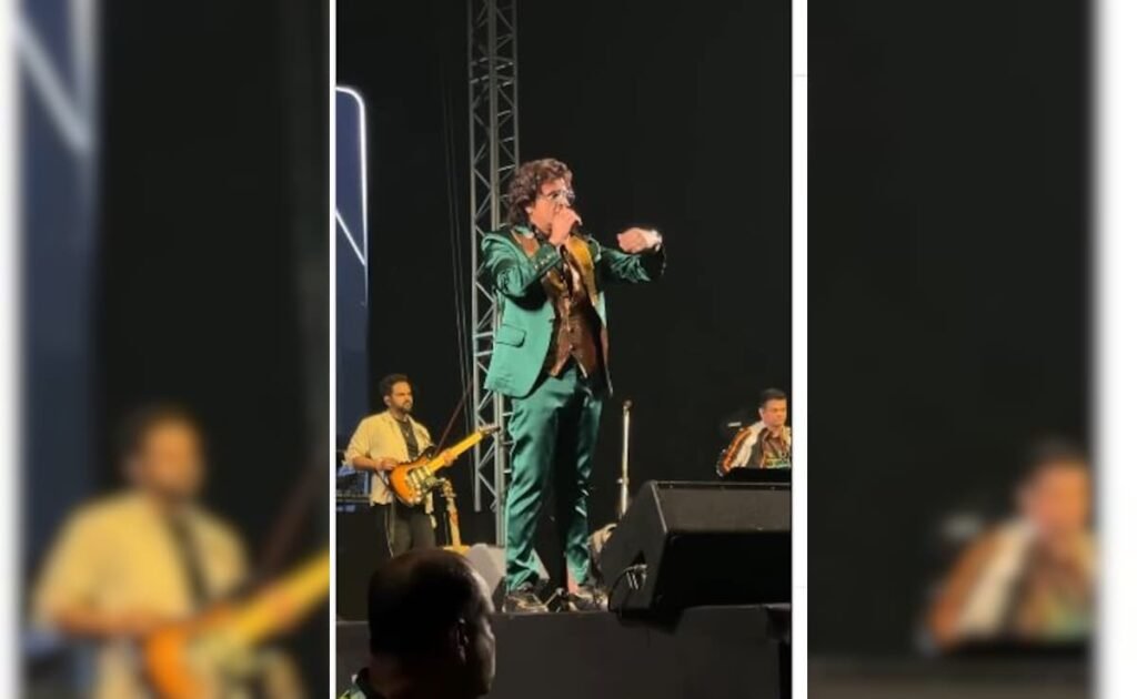 सोनू निगाम कोलकाता कॉन्सर्ट के दौरान भीड़ में शांत हो जाता है: “खदे होन है” सोनू निगाम कोलकाता कॉन्सर्ट के दौरान भीड़ में शांत हो जाता है: "खदे होन है"