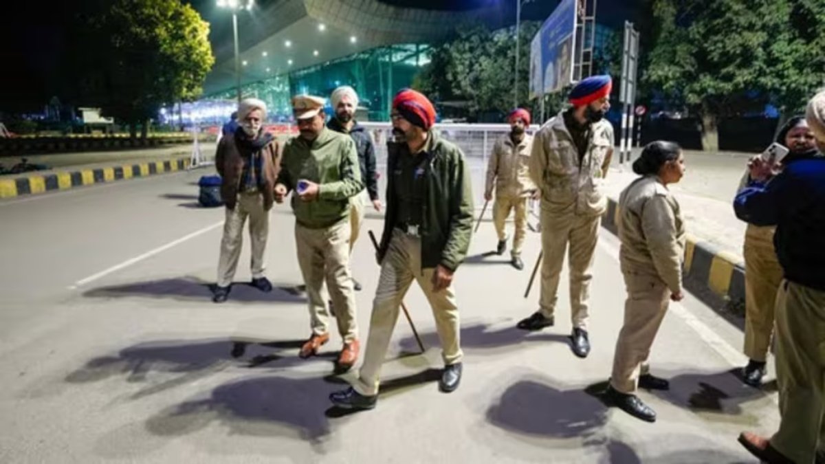 हत्या के मामले में, लैंडिंग के बाद अमृतसर हवाई अड्डे पर हमसे गिरफ्तार दो भारतीय निर्वासन