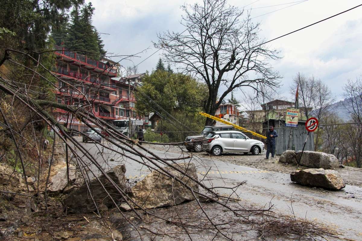 6 मारे गए तेज हवाओं के बाद हिमाचल के पर्यटक क्षेत्र में पेड़ों को उखाड़ फेंकना, वाहनों को नुकसान पहुंचाना, बचाव ऑप्स शुरू