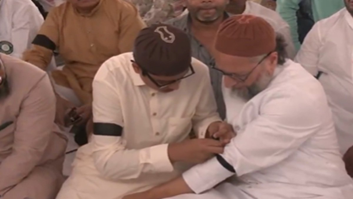 Asaduddin Owaisi 'Alvida Jumma' पर WAQF बिल के खिलाफ ब्लैक आर्म-बैंड विरोध प्रदर्शन में शामिल हो गया | वीडियो