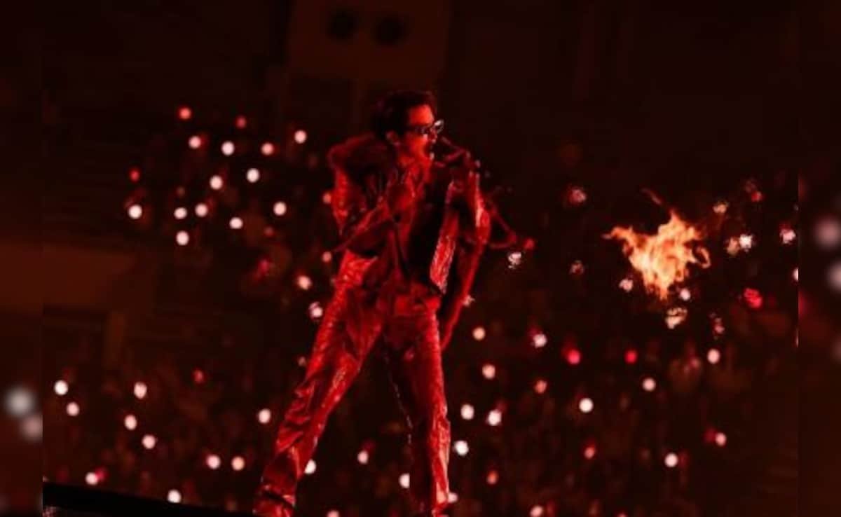 Bts j-hope प्रदर्शन करता है मीठी नींद आए सियोल पोस्ट-सैन्य नपुंसकता में पहले कॉन्सर्ट में। घड़ी