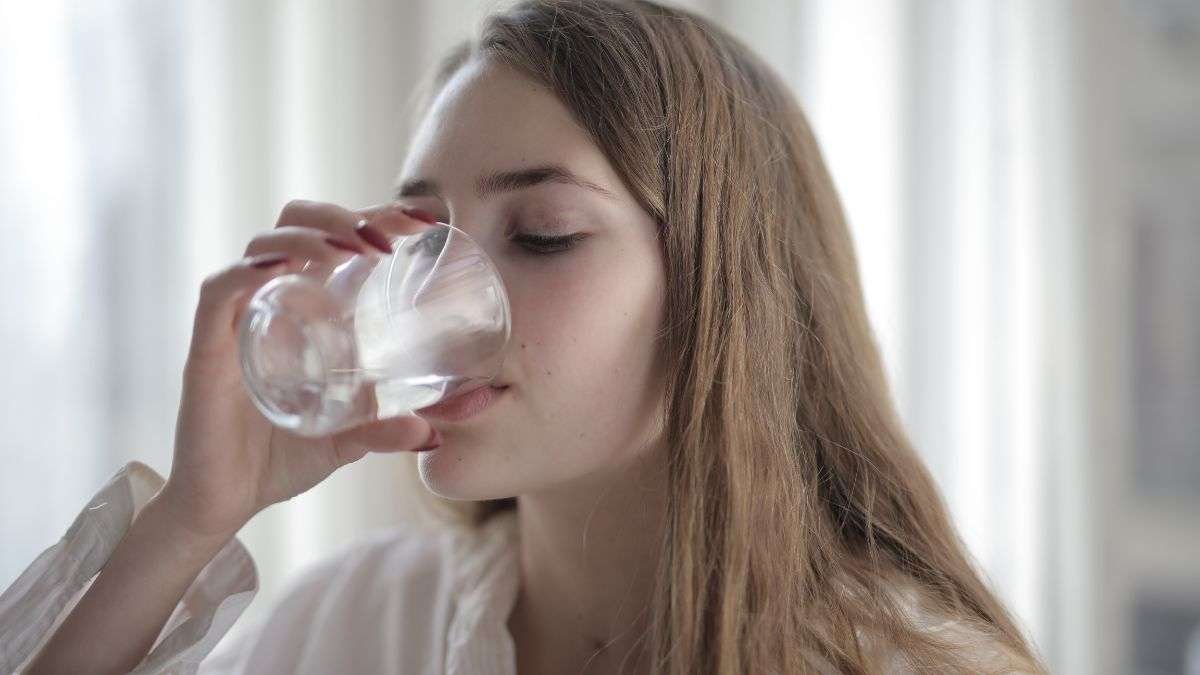 इस बारे में उलझन में कि सुबह उठने के बाद आपको कितना पानी पीना चाहिए? डॉक्टर के उत्तर