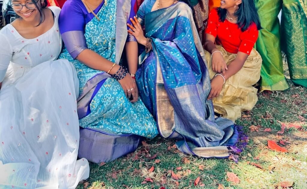 एक चचेरे भाई की शादी में साईं पल्लवी बहन पूजा के साथ नृत्य करती है। घड़ी