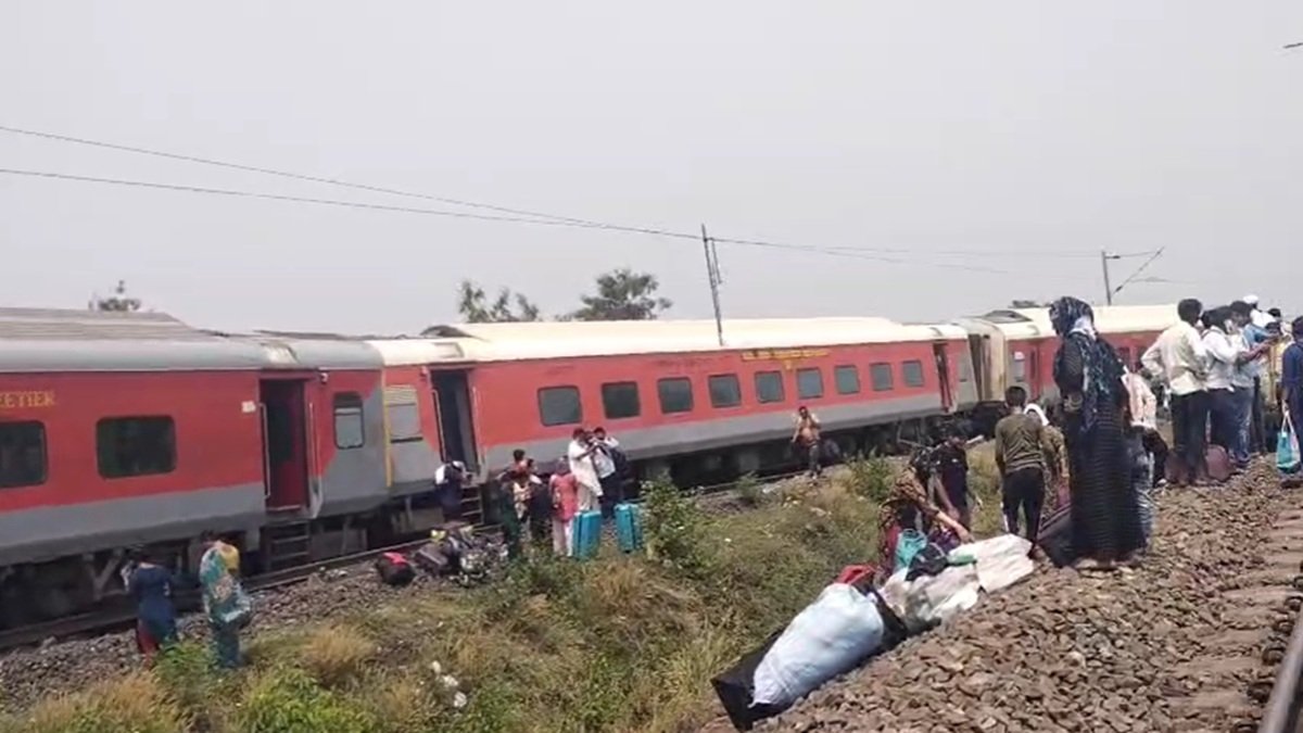 ओडिशा के कटक में नर्गुंडी रेलवे स्टेशन के पास कामाख्या एक्सप्रेस ट्रेन निकलता है | वीडियो