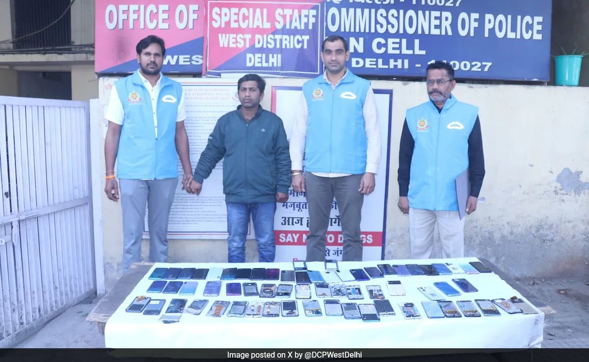 गणित स्नातक, 37, 52 चोरी के मोबाइलों के साथ दिल्ली में गिरफ्तार किया गया