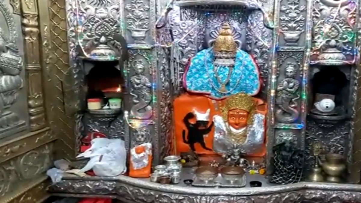 चैत्र नवरात्रि 2025: पूर्ण उत्साह के साथ त्योहार मनाने के लिए भारत भर के मंदिरों के लिए भक्तों का झुंड | वीडियो