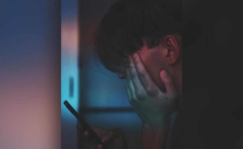 टीन ने स्कूल में दादी के खाते के बारे में बात की, इसने 80 लाख ब्लैकमेल किया