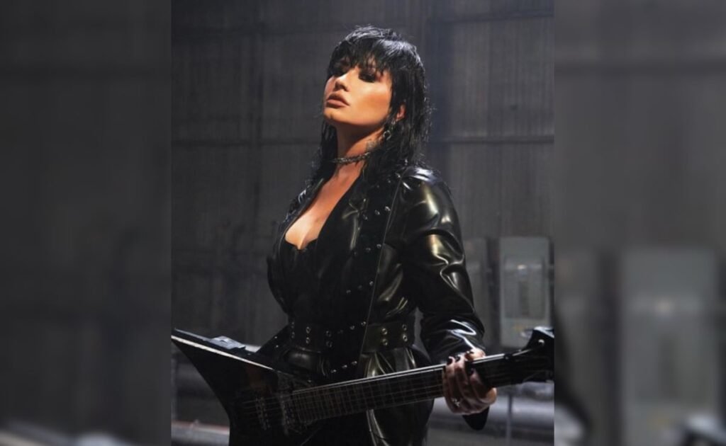 डेमी लोवाटो वीडियो पर प्रतिक्रिया करता है जहां प्रशंसकों ने उसे “झटकों” को देखा था डेमी लोवाटो वीडियो पर प्रतिक्रिया करता है जहां प्रशंसकों ने उसे "झटकों" को देखा था