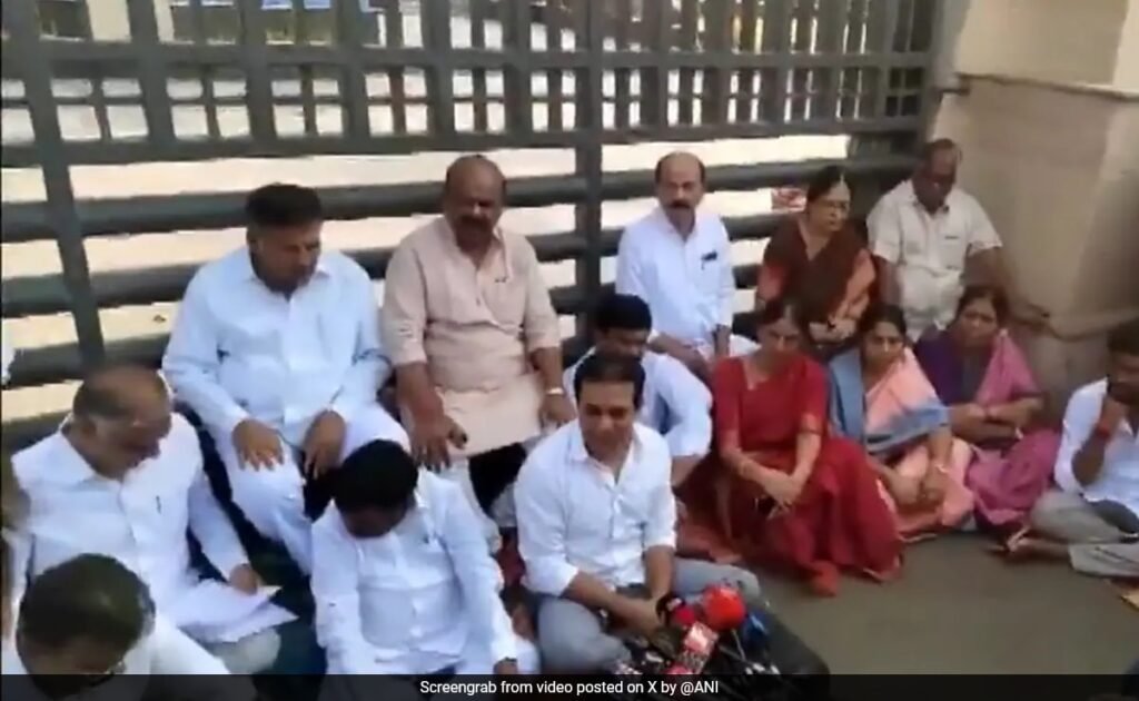 “डेमोक्रेसी पर धब्बा”: केटीआर ऑन वारपाथ, एमएलए निलंबन पर कांग्रेस को लक्षित करता है "डेमोक्रेसी पर धब्बा": केटीआर ऑन वारपाथ, एमएलए निलंबन पर कांग्रेस को लक्षित करता है