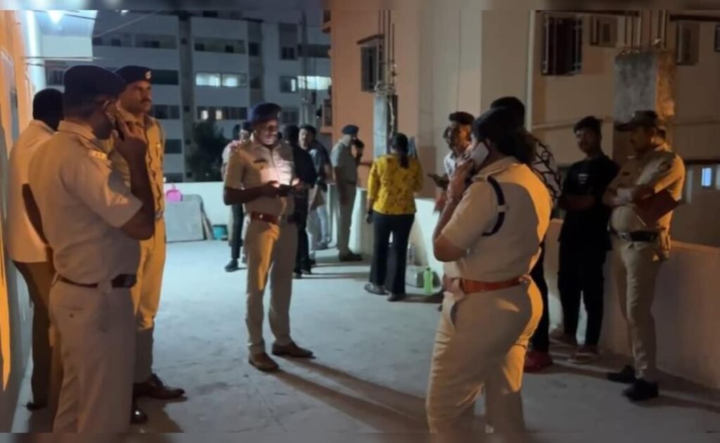 बेंगलुरु में सूटकेस में भरी हुई महिला का शव, पुणे से गिरफ्तार पति बेंगलुरु में सूटकेस में भरी हुई महिला का शव, पुणे से गिरफ्तार पति