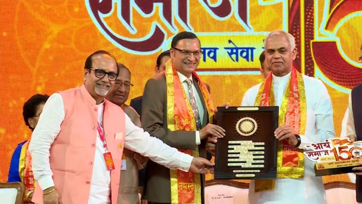 भारत के टीवी अध्यक्ष रजत शर्मा ने मुंबई में सामाजिक सुधार में आर्य समाज की भूमिका की प्रशंसा की घड़ी